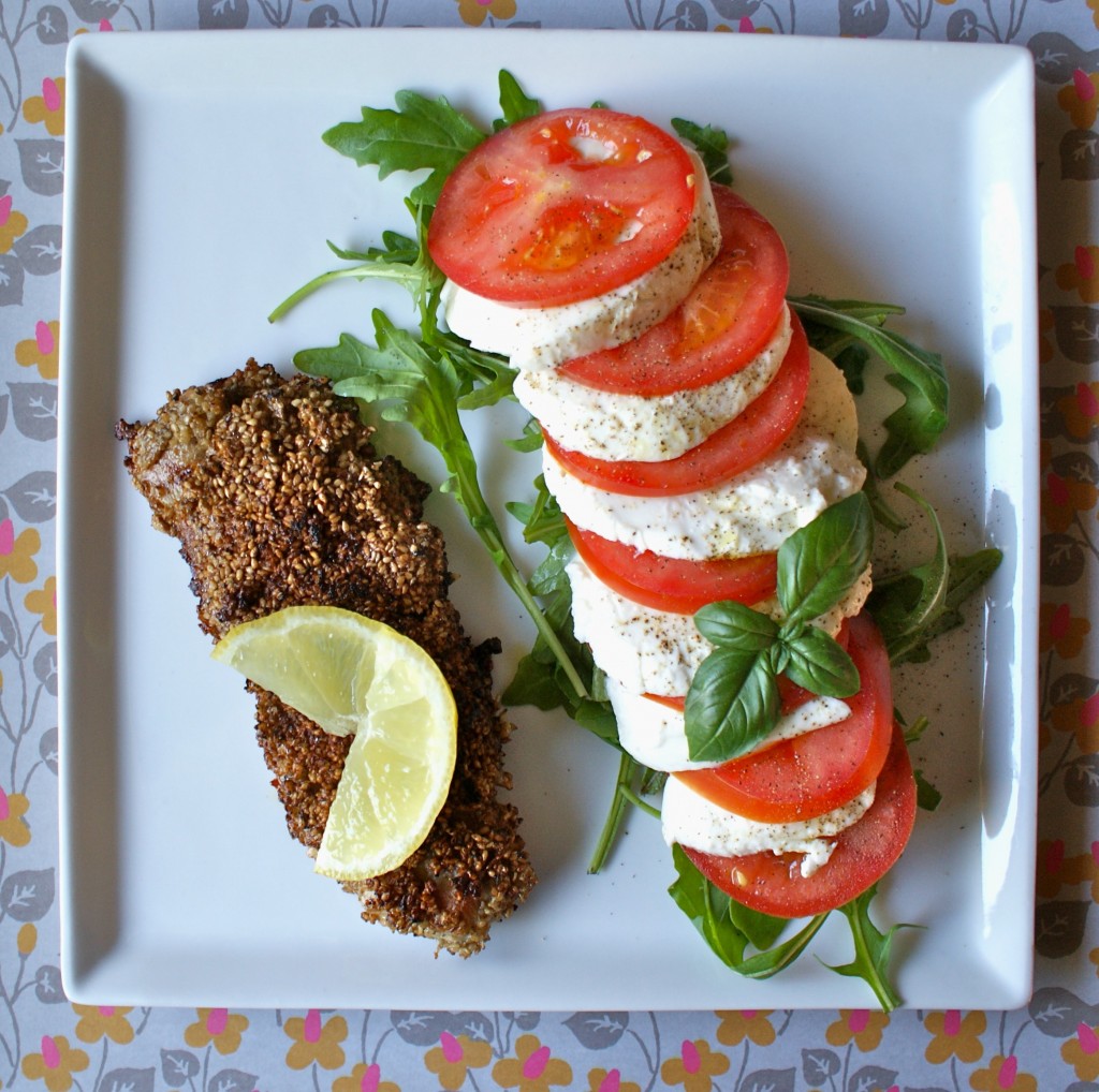 Skinkesnitzel paneret i pisket æg og sesamfrø.